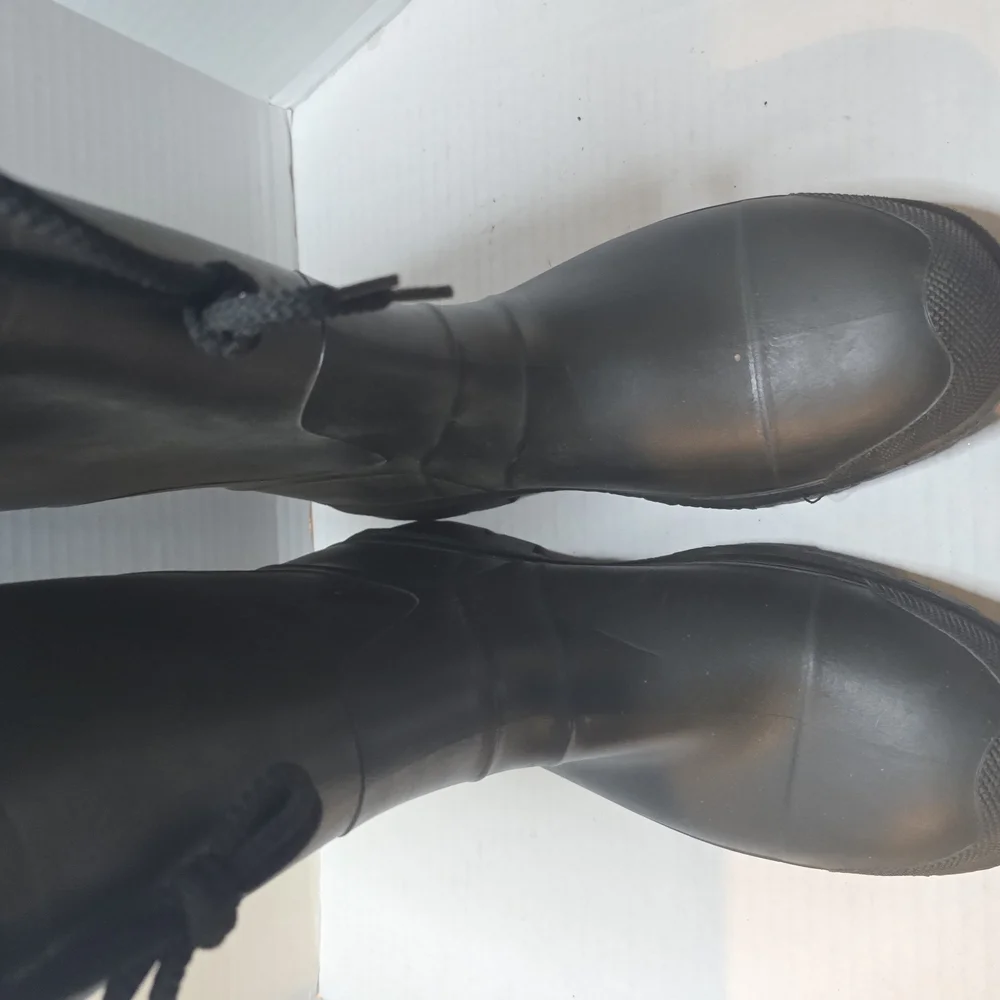 Sturdy‎ Black Sole Boots